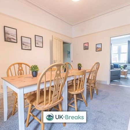 Large, Centrally Located, 5 Bedroom House Уоркингтън Екстериор снимка