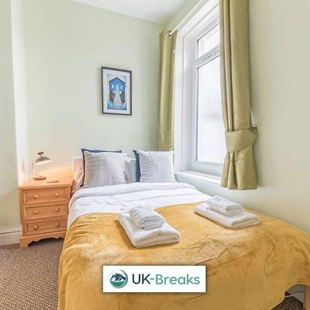 Large, Centrally Located, 5 Bedroom House Уоркингтън Екстериор снимка