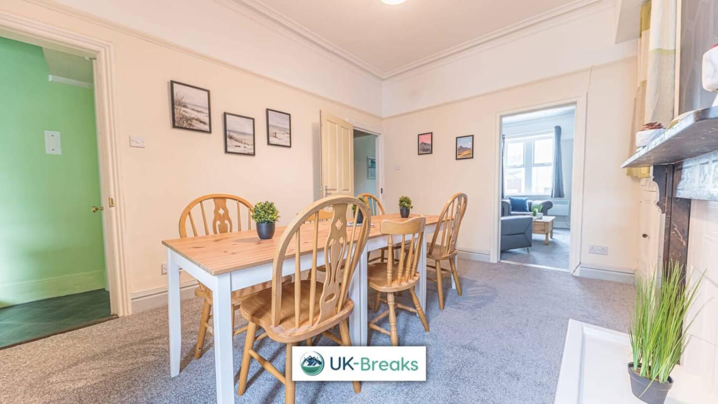 Large, Centrally Located, 5 Bedroom House Уоркингтън Екстериор снимка