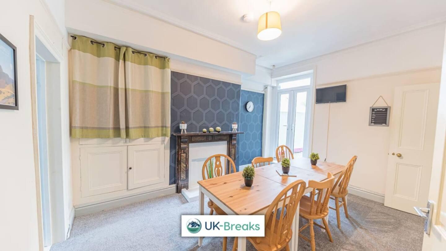 Large, Centrally Located, 5 Bedroom House Уоркингтън Екстериор снимка