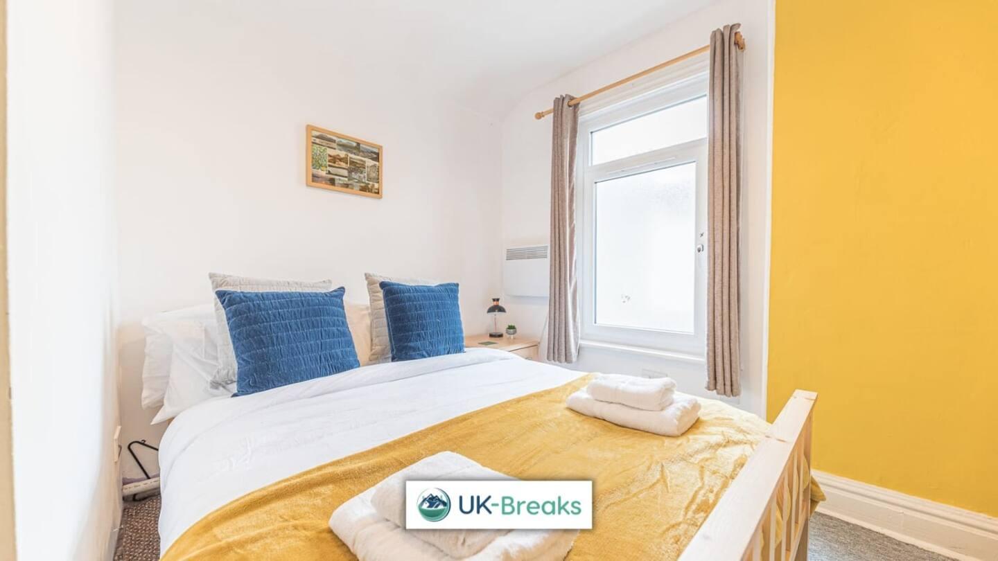 Large, Centrally Located, 5 Bedroom House Уоркингтън Екстериор снимка